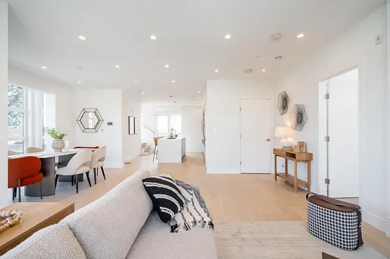 2 434 East 1st Street, North Vancouver