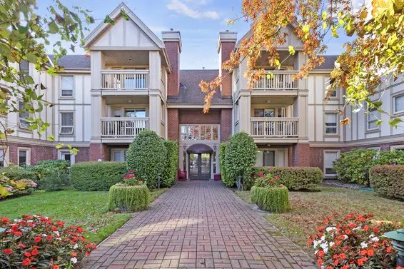 205 843 22nd Street, West Vancouver