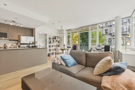 303 100 East Esplanade, North Vancouver
