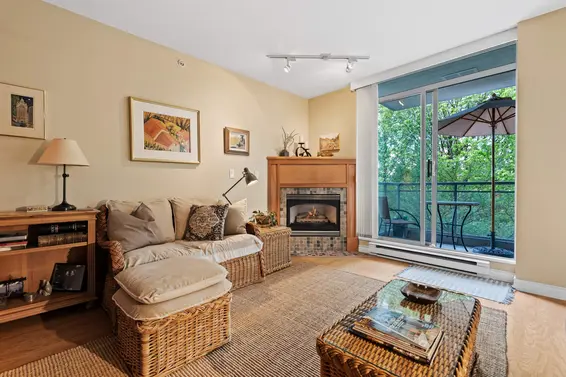 302 588 16th Street, West Vancouver
