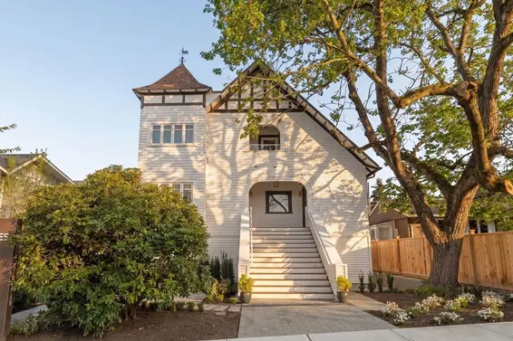 2 326 West 14th Street, North Vancouver