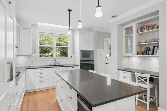 2071 Esquimalt Avenue, West Vancouver