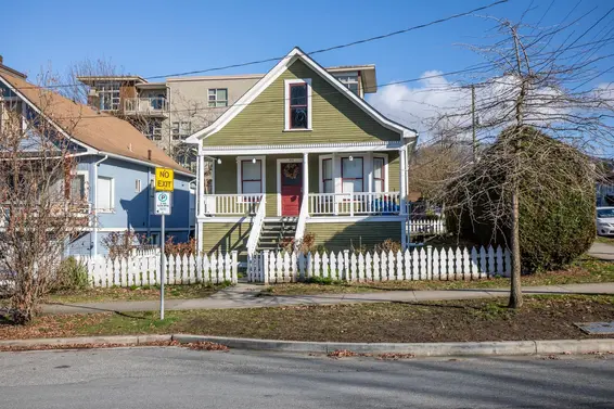 166 East 10th Street, North Vancouver