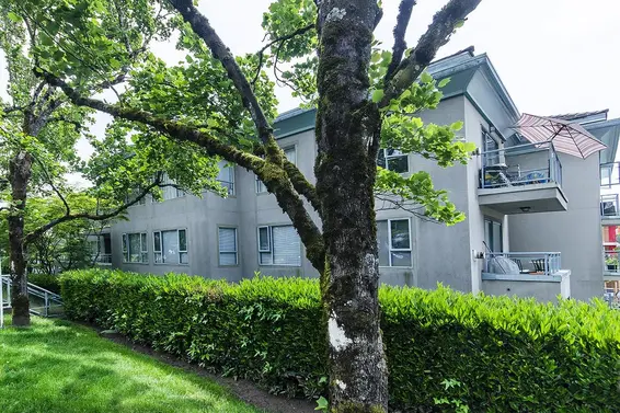 206 1085 West 17th Street, North Vancouver