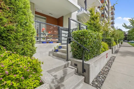 TH1 128 East 8th Street, North Vancouver