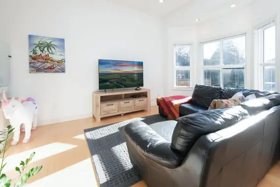 328 East 10Th Street, North Vancouver For Sale - image 3