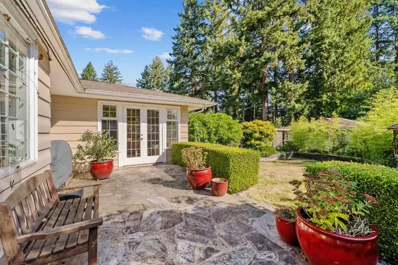 2000 Lloyd Avenue, North Vancouver