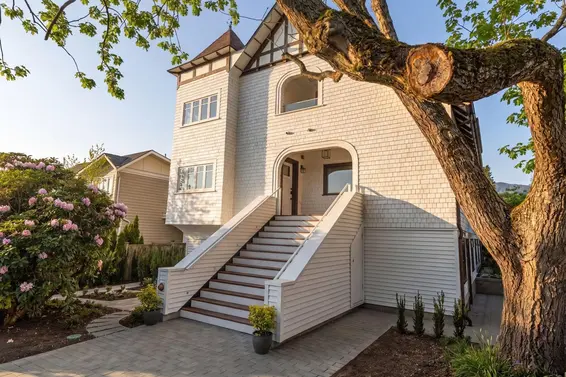 1 326 West 14th Street, North Vancouver