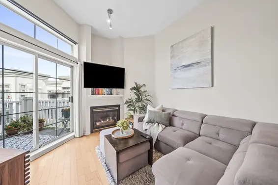 413 147 East 1st Street, North Vancouver