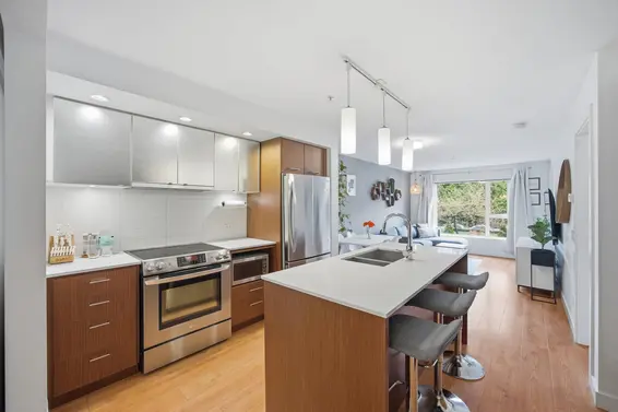 209 221 East 3rd Street, North Vancouver