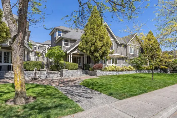 3 222 East 5th Street, North Vancouver