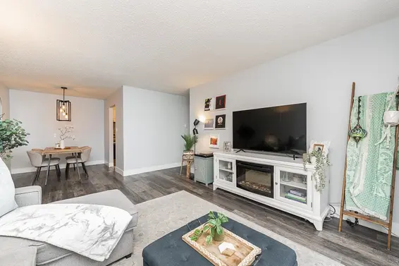 211 236 West 2nd Street, North Vancouver