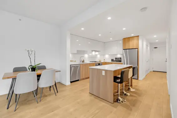 303 715 West 15 Street, North Vancouver