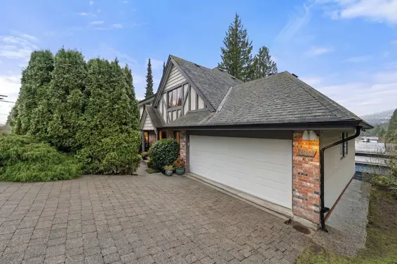 4877 Cedarcrest Avenue, North Vancouver