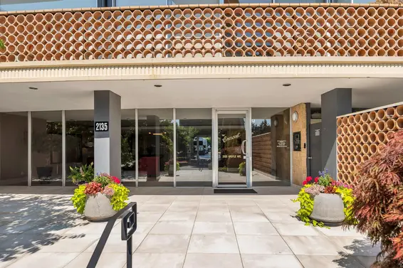 402 2135 Argyle Avenue, West Vancouver