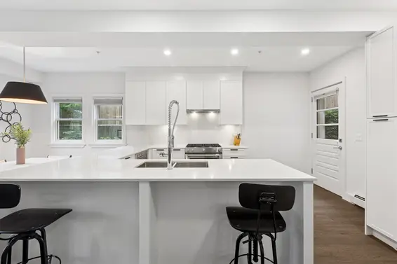 2 244 East 5th Street, North Vancouver