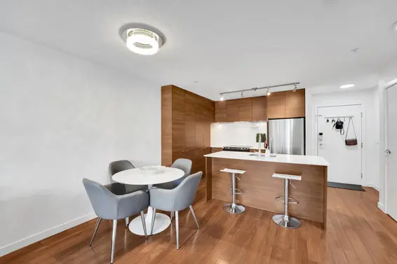 402 1677 Lloyd Avenue, North Vancouver