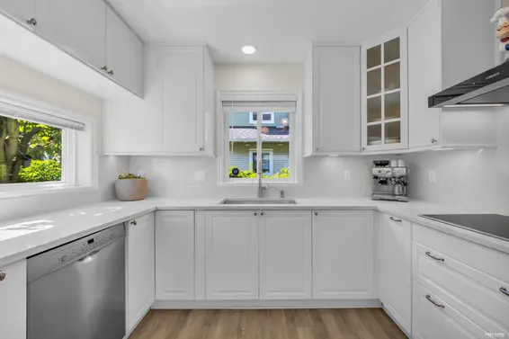5 1233 West 16th Street, North Vancouver
