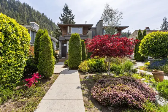 6364 Douglas Street, West Vancouver