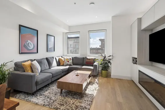 2 632 East 3rd Street, North Vancouver