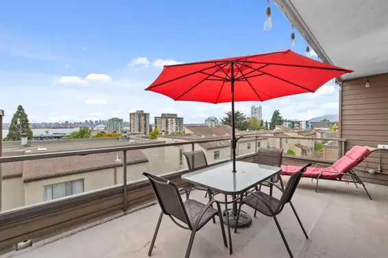19 220 East 4th Street, North Vancouver