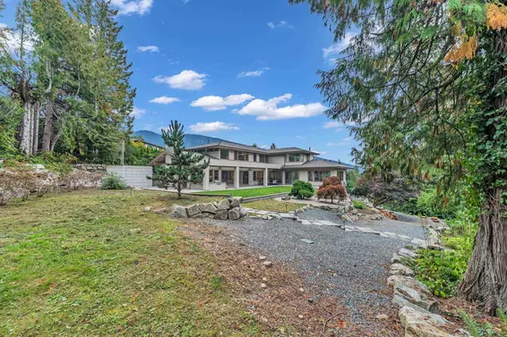 565 Robin Hood Road, West Vancouver For Sale - image 2