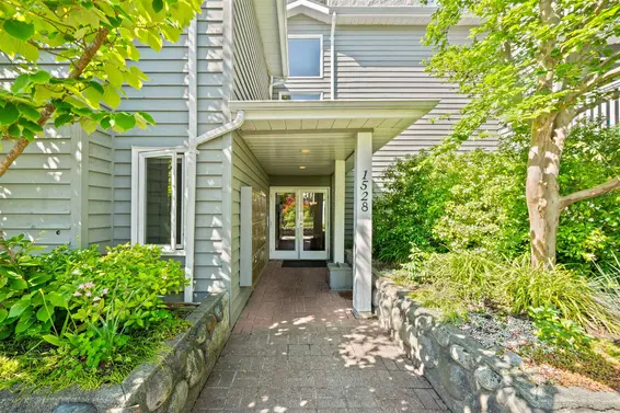 204 1528 Bowser Avenue, North Vancouver