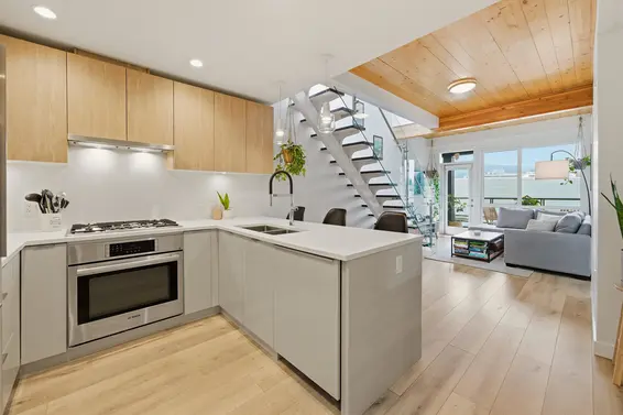607 128 East 8th Street, North Vancouver