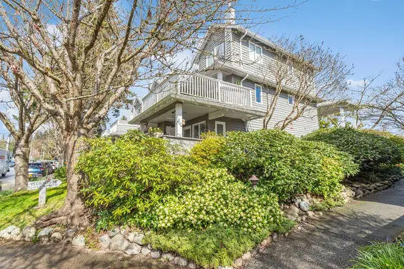 205 1518 Bowser Avenue, North Vancouver