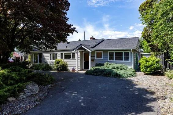 1140 Pinewood Crescent, North Vancouver