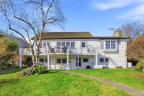 487 Roslyn Boulevard, North Vancouver