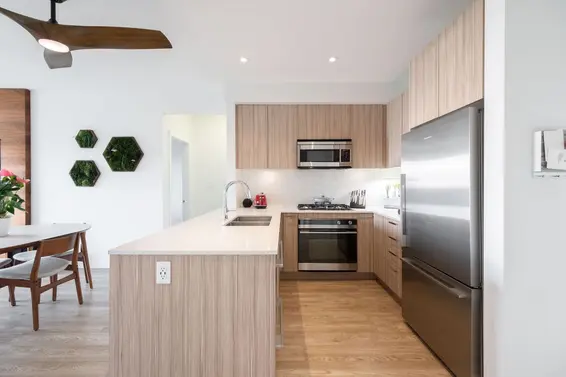 404 1061 Marine Drive, North Vancouver