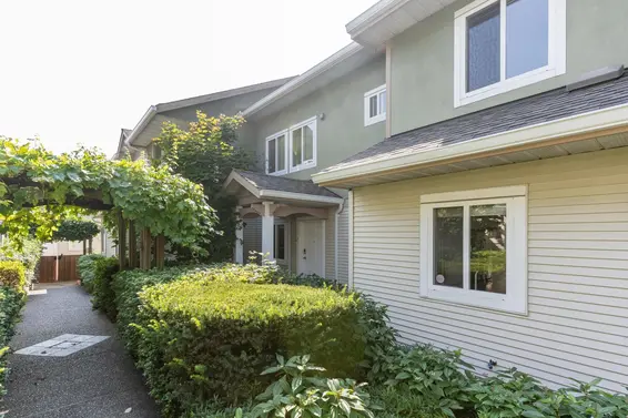2 1233 West 16th Street, North Vancouver