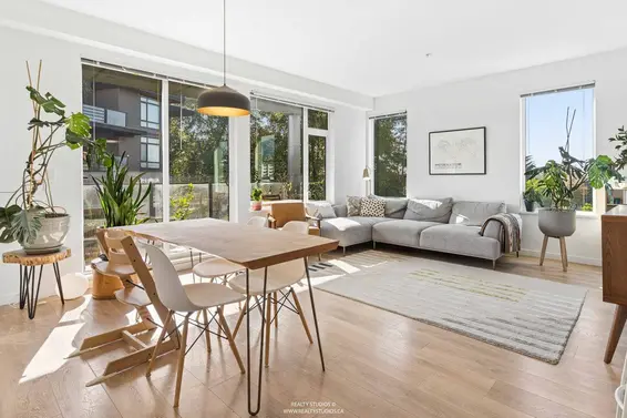 313 725 Marine Drive, North Vancouver