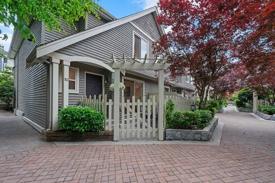 10 222 East 5th Street, North Vancouver